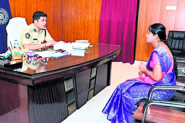 ఆధార్ సెంటర్ ఇప్పిస్తానని డబ్బులు తీసుకుని మోసం