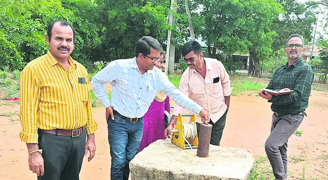 ● గతేడాది కంటే సగటున ఒకమీటరు దిగువకు నీటిమట్టం ● లోటు వ