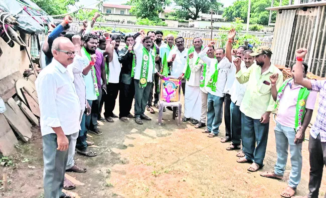 హక్కుల సాధనకు ఉద్యమించాలి