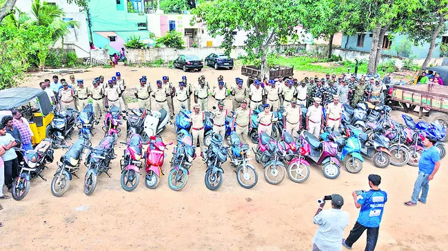 35 బైక్‌లు, రెండు ఆటోల స్వాధీనం