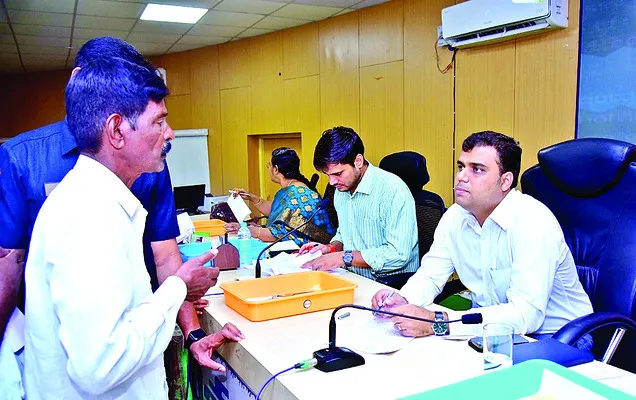 అర్జీల పరిష్కారంలో నిర్లక్ష్యాన్ని సహించం 