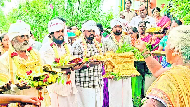 గంగమ్మకు వెండి కవచాల విరాళం