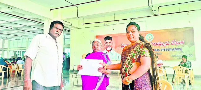 తల్లికి పిడికెడు అన్నం పెట్టలేక..!