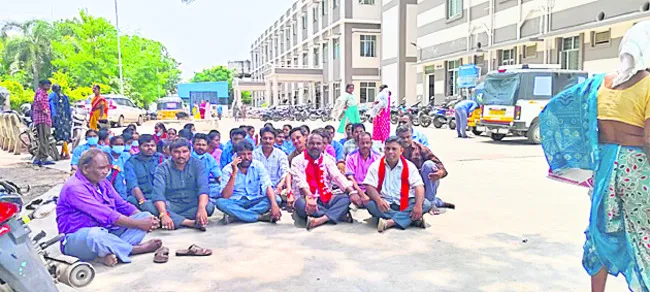 ప్రభుత్వ ఆస్పత్రి ఎదుట ధర్నా