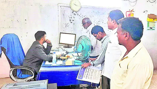 భూ సమస్యలు   పరిష్కరించాలి

