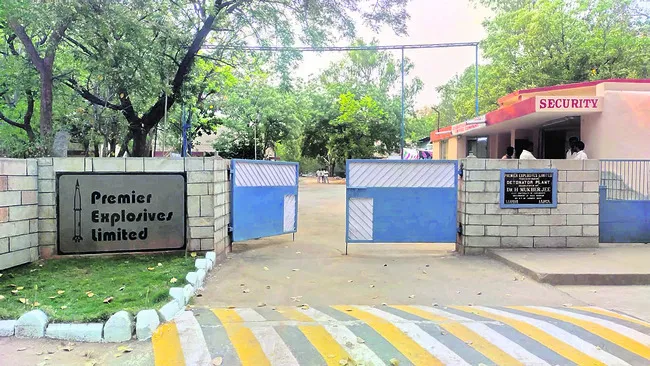 కార్మికుల ప్రాణాలు.. గాలిలో దీపాలు!