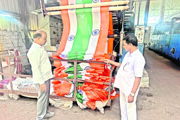 మారుతి కోటెక్స్లో జాతీయ జెండాల తయారీ