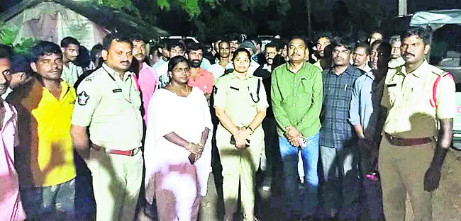 జల ప్రవాహంలో బిక్కుబిక్కుమని..