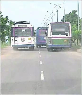 ప్రమాదకరంగా ఆర్టీసీ బస్సుల డ్రైవింగ్‌