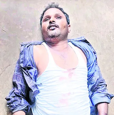 రోడ్డు దాటుతూ.. ఇద్దరు మృతి 
