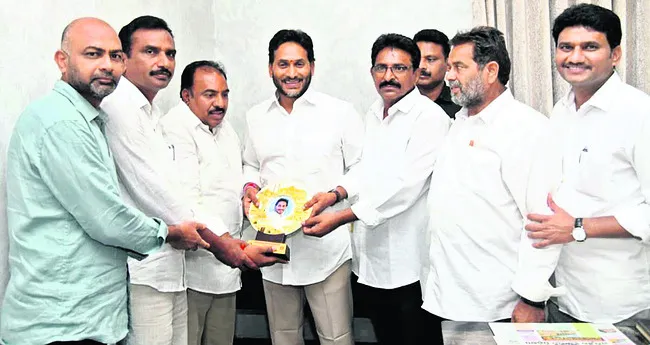 మాజీ సీఎం వైఎస్‌ జగన్‌ను కలిసిన ఎన్‌ఆర్‌ఐలు 