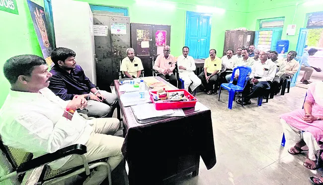 అటవీ ఫలాలు దళారుల పాలు కావొద్దు