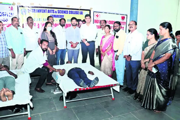 రక్తదానానికి ముందుకు రావాలి 
