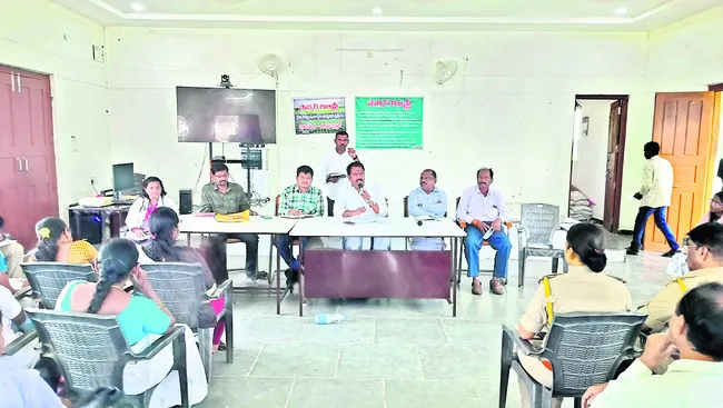 అధికారులు ప్రజలకు అందుబాటులో ఉండాలి