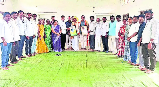 తొడసం కై లాస్‌కు సన్మానం