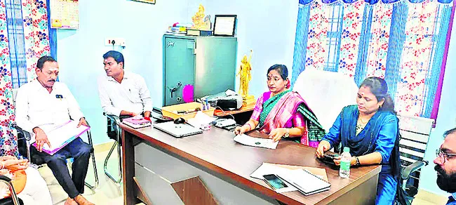 ఉద్యోగిపై విచారణ
