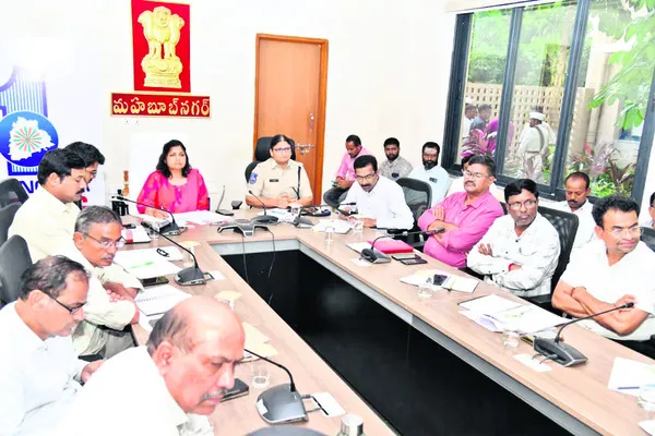 ప్రజలు సురక్షితంగా ఉండాలి: కలెక్టర్‌