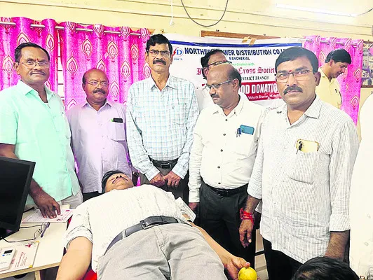 ‘అత్యవసర సేవకులే కాదు.. ప్రాణదాతలు’ 
