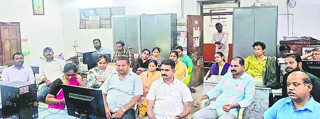 సరెండర్ లీవ్ బకాయిలు వెంటనే చెల్లించాలి