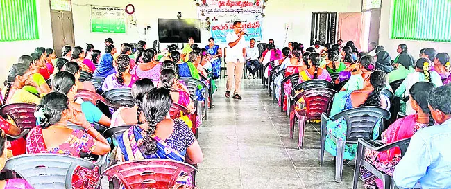 మహిళా సంఘాలను బలోపేతం చేయాలి