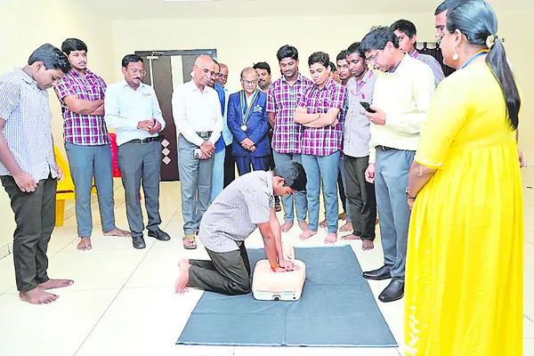 కార్డియాక్‌ అరెస్ట్‌ కేసుల  నేపథ్యంలో సీపీఆర్‌ శిక్షణ అ