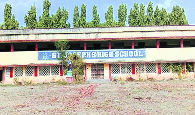 ఖాళీగా విజయనగరం ఎయిడెడ్ పాఠశాల