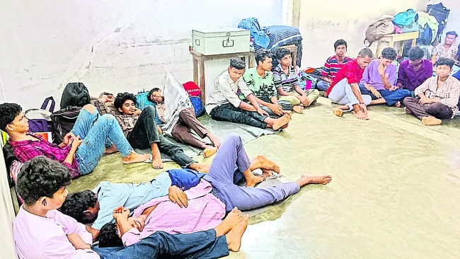  పస్తులతో హాస్టల్‌ విద్యార్థుల నిరసన 