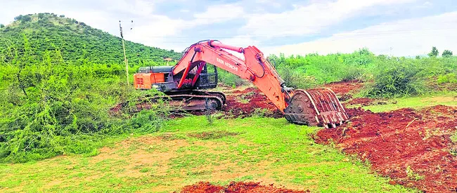 ప్రభుత్వ భూమి కబ్జాకు యత్నం