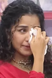 Anupama Parameswaran Burst into Tears at Paradha Movie Press Meet12