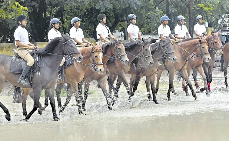 10 Women Constables Join Mounted Police Wing