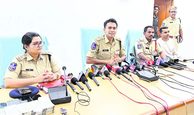ఉద్యోగాల పేరిట మోసగించిన నిందితుడి అరెస్ట్‌