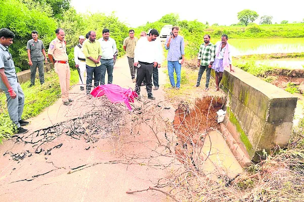 ముంపు ప్రాంతాలను పరిశీలించిన కలెక్టర్‌ 