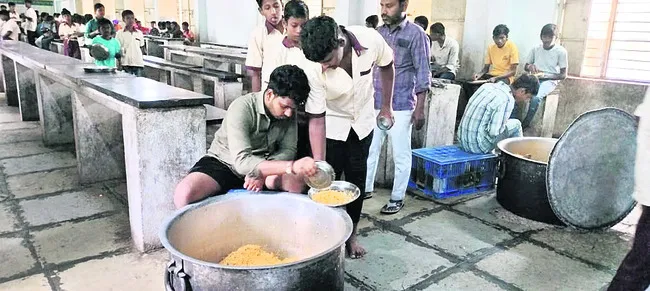 గురుకులాల్లో వంటకు తంటా..