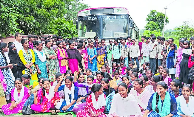 అదనపు బస్సుల కోసం ఆందోళన 