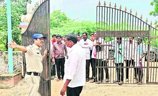 పెళ్లి పీటలపై ఆగిన మూడుముళ్ల బంధం..