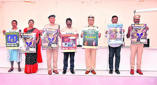 ప్రజలు ఇళ్లనుంచి   బయటకు రావొద్దు 