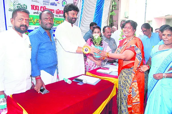 మొక్కల సంరక్షణ బాధ్యత మహిళలకే
