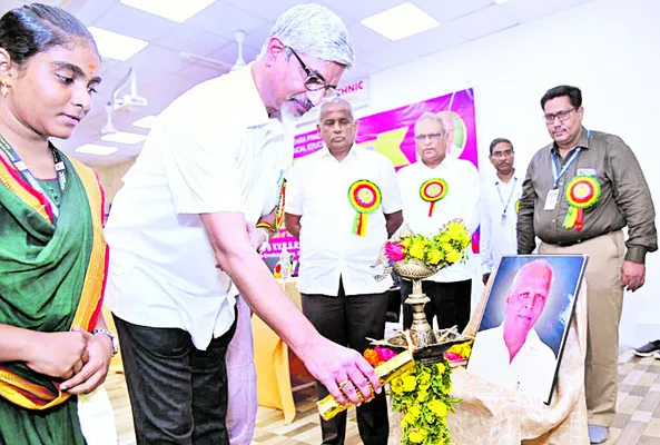 విద్యతోనే జ్ఞాన సముపార్జన 