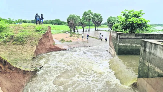 కేఎల్‌ఐ డీ–82 కాల్వకు గండి 