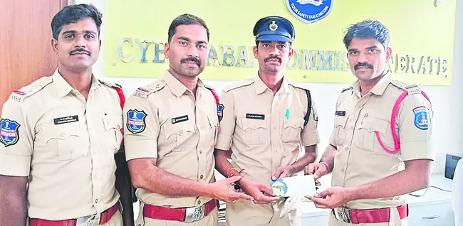 కానిస్టేబుల్‌కు క్యాష్‌ రివార్డు 