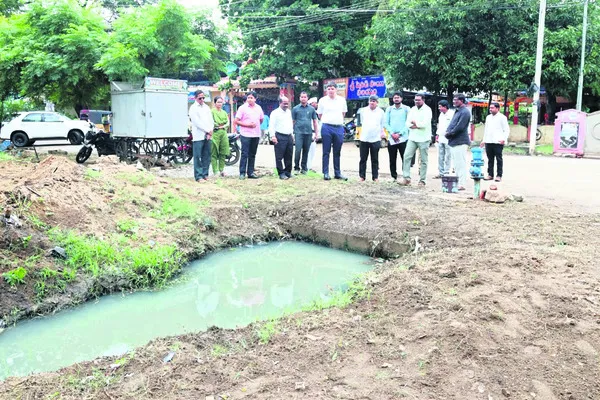 డ్రెయినేజీలను శుభ్రం చేయించండి
