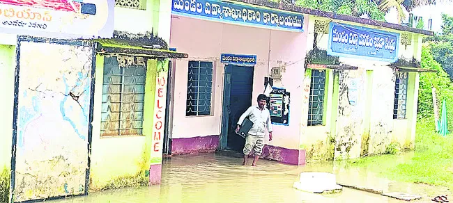 విద్యావనరుల కేంద్రంలోకి  వరదనీరు
