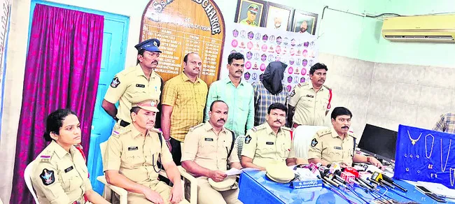 ప్రయాణికుడి ముసుగులో నేరాలు 