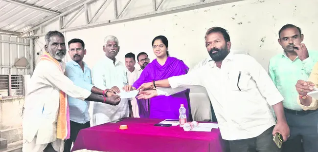 భూ నిర్వాసితులకు అండగా ఉంటాం 