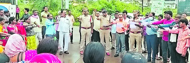 పఠనాసక్తిని పెంపొందించాలి 
