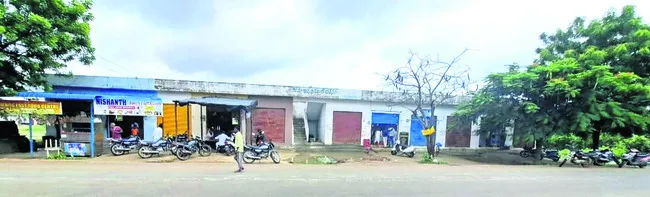 వీడీసీ నిర్మించిన మడిగెలను సీజ్‌ చేయాలి 