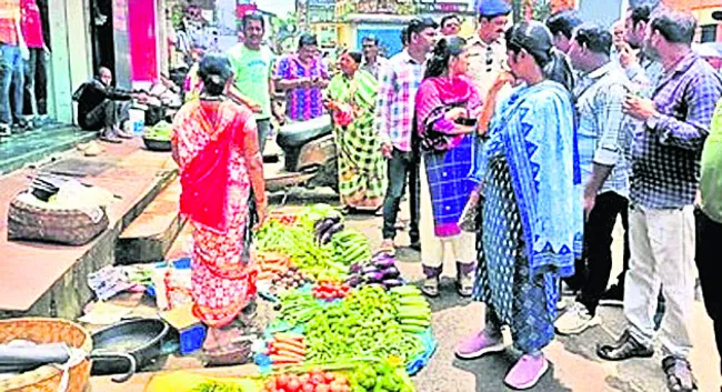 కాయగూరల దుకాణాలు తొలగించాలి 