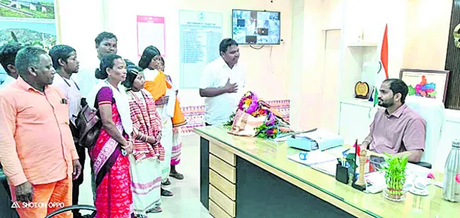 కలక్టర్ దృష్టికి డొంగిరియాల సమస్యలు