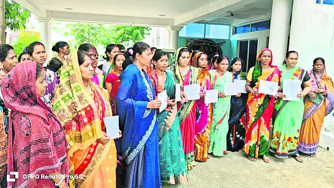 బ్యాంకు అధికారులపై కలెక్టర్‌కు ఫిర్యాదు