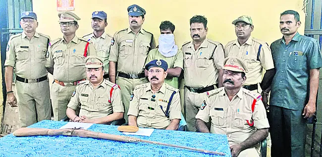 రెండు తులాల బంగారం కోసం చిన్నాన్నని చంపేశాడు.. 